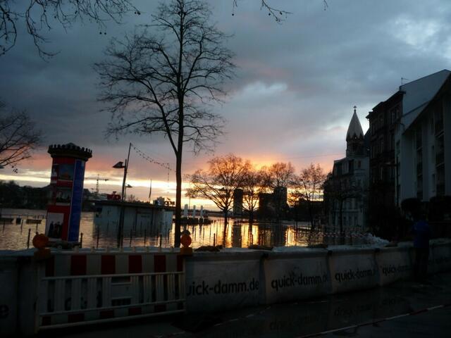 ein prächtiger Abendhimmel überm Main, der hier normalerweise garnicht ist. Es ist der Mainkai.