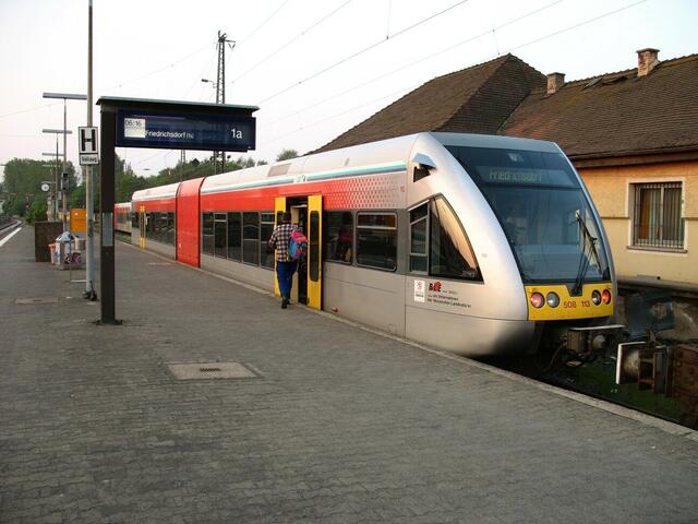 Am 9.5.2006 zeigt eine mechanische Anzeige nur das Fahrtziel an.