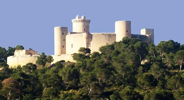 und ist die einzige Rundburg Spaniens. Die Festungsmauern wirken abweisend.