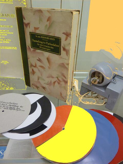 A&s-Hommage: RÖSCH-Installation - Bibliothek der JLU Gießen. Optik- und Goethe-Forscher Siegfried RÖSCH (18991984). 22-1-11.W.H.