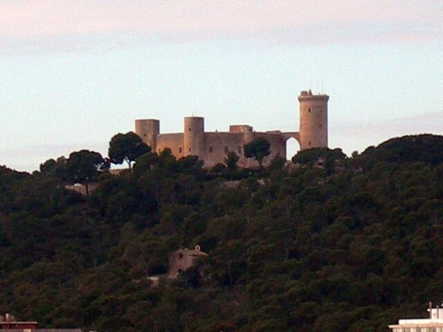 Auf einem bewaldeten 112 m hohen Hügel oberhalb des Hafens thront diese Burg. Sie wurde zu Beginn des 14. Jahrhunderts erbaut