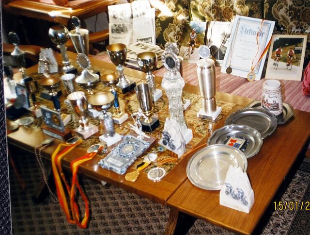Ein Sammelsurium an Pokalen und Medaillen - darauf kann man stolz sein!