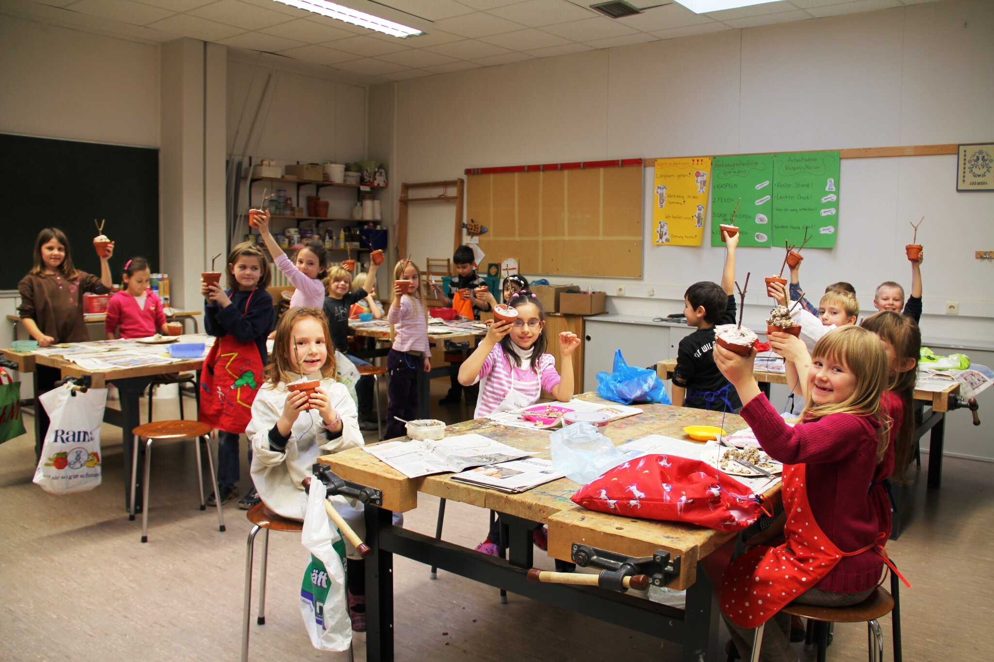 Jede Menge Futterglocken Schüler und NABU haben viel zu tun, Teil 2