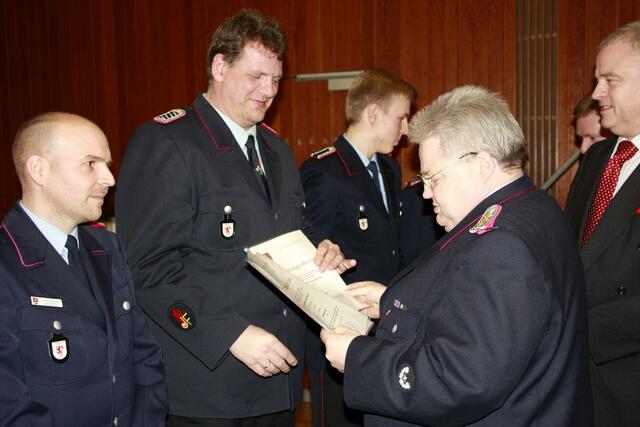 Stadtbrandmeister Hartmut Hoffmann überreicht Bernd Uhlenwinkel die Verleihungsurkunde | Foto: Yvonne Schmidt