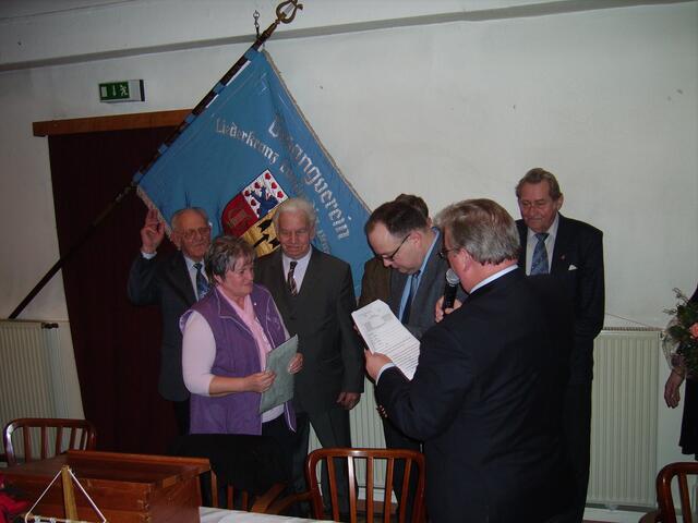 Die Ehrenurkunde wird verlesen