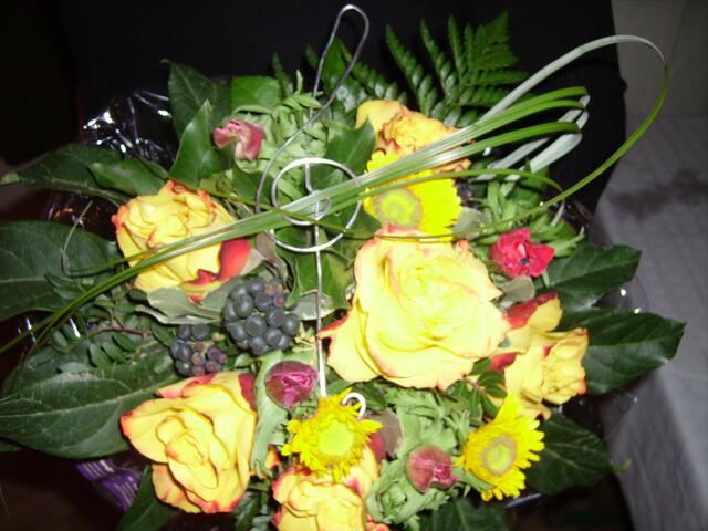 Gelbes Rosenarrangement mit Notenschlüssel