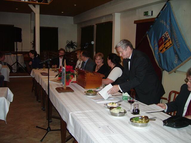 Neue Sitzordnung: Kurt kurz vor seinem Bericht