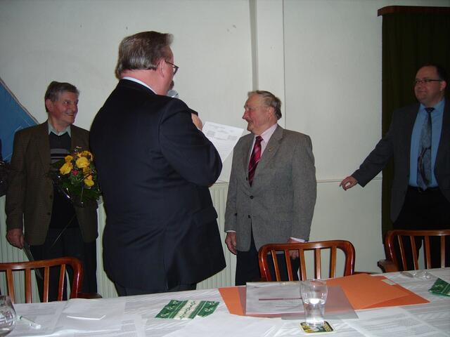 Horstmar Paga im Mittelpunkt bei der Sonderehrung