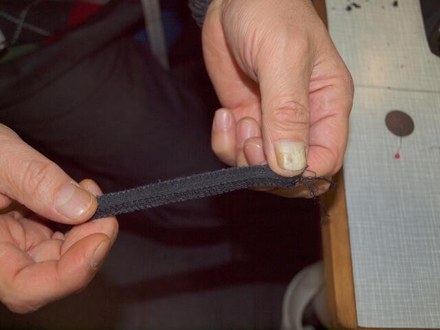 Ketteln einer Stoffkante mit einer seiner Nähmaschinen.