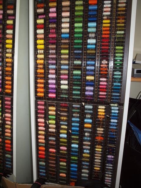 Ein reichliches Sortiment an Merz-Nähgarnen.