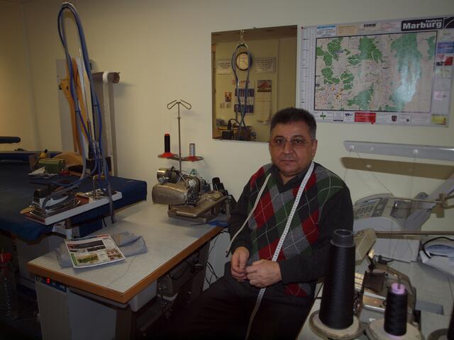 Inhaber der Änderungsschneiderei Herr Fikret Simsek.