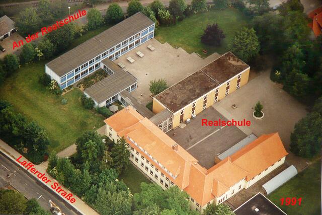 Das Volksschulgebäude von 1924, seit 1961 Realschule, Anbau von Funktionsräumen in den 1960er und 1970er Jahren