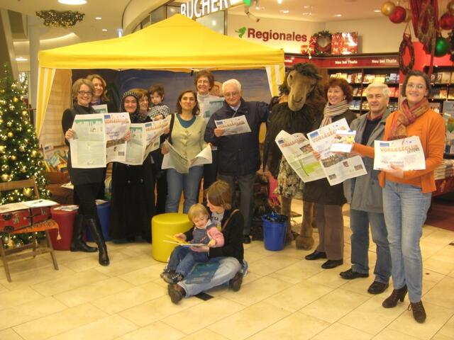 Vorleseclub-Mitglieder der Stiftung Lesen erhalten regelmäßig die Vorleseclub-Zeitung. Hier bei einer Aktion beim bundesweiten Vorlesetag am 26. November 2010 in Offenbach am Main. Links: Paula Kuhn; rechts: Birgit Ruwe; Referentinnen der Stiftung Lesen. | Foto: Karl-Heinz Eitel