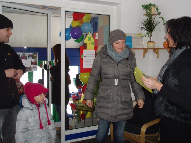 Fr. Meyer vom Elternbeirat empfängt die Besucher