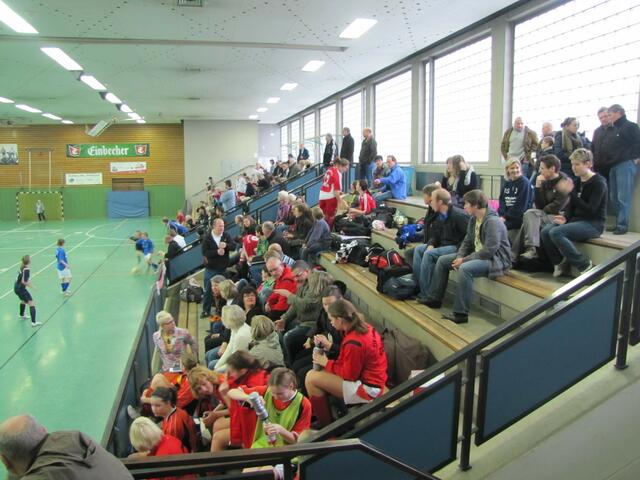 Tribüne in Burgdorf während der B-Juniorinnen Hallenmeisterschaft Plätze 1-6