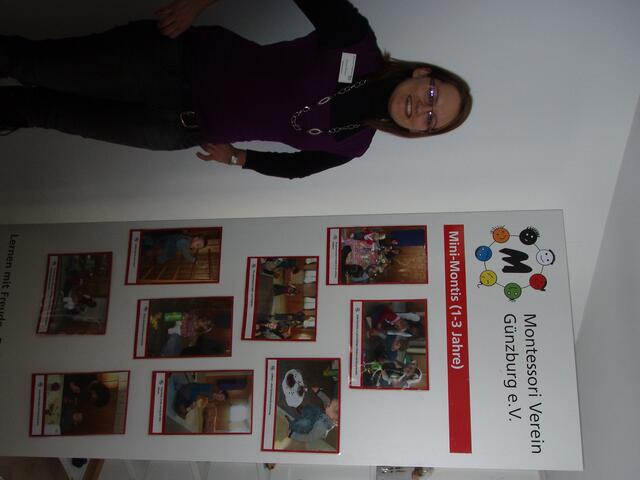 Fr. Wörner vor einer Schautafel bzgl. den Mini - Monti´s