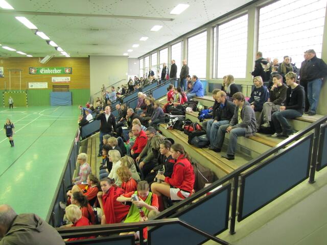 Tribüne in Burgdorf während der B-Juniorinnen Hallenmeisterschaft Plätze 1-6