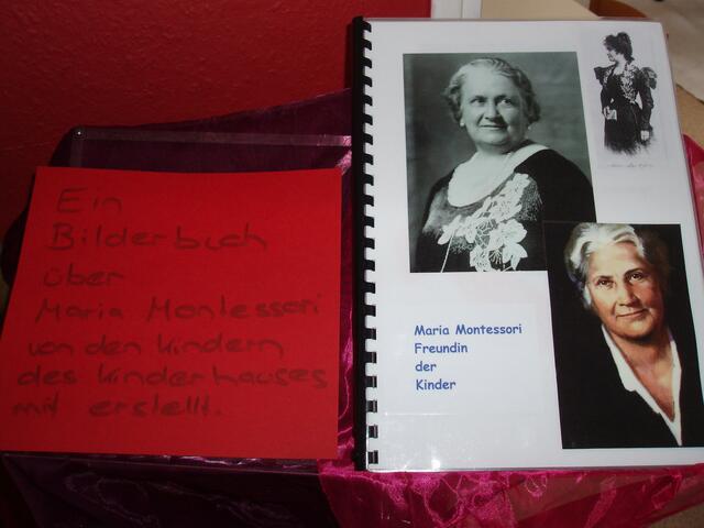 ein Bilderbuch über Maria Montessori von den Kindern selbst erstellt