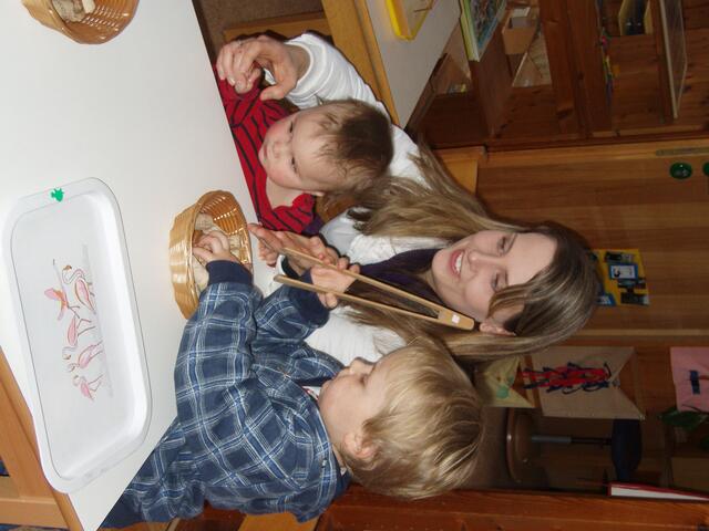 Gross und Klein konnten das verschiedenen Montessori Material ausprobieren