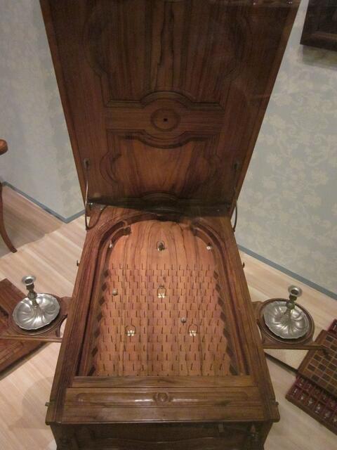 Ein Spieltisch (Flipper)