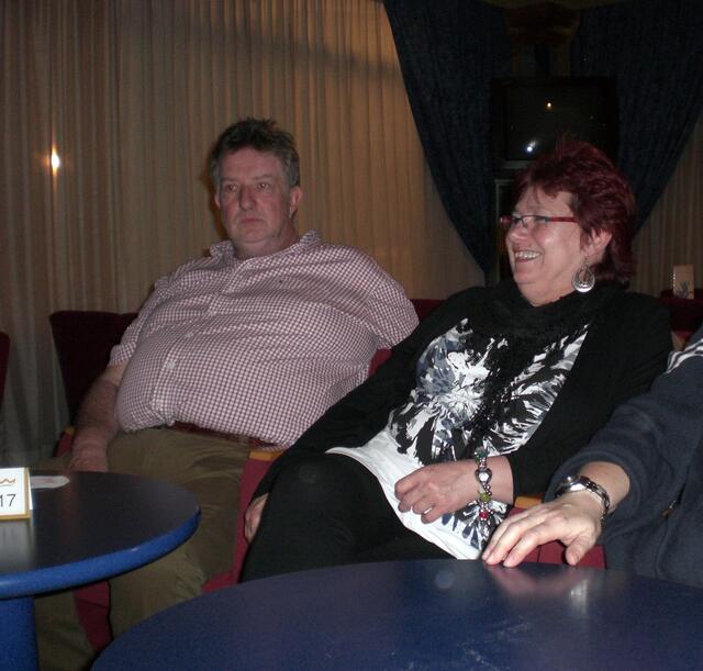 Gertrud und Franz abends in der Hotelbar.