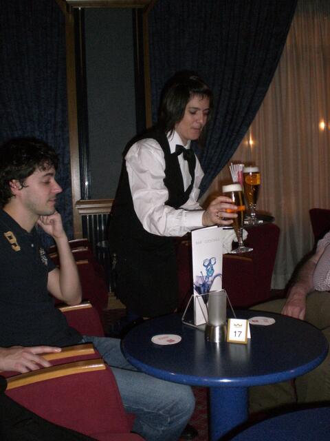 abends in der Hotelbar. Edzard schaut ganz verzückt.