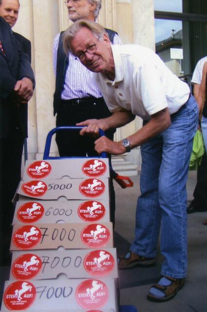 Übergabe von 40000 Unterschriften (präsentiert von Karlheinz Narten) an den Landtagsdirektor