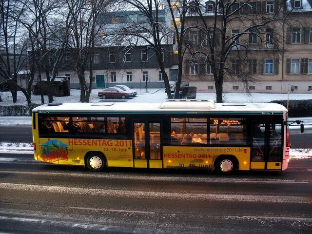 Bus in der Dämmerung