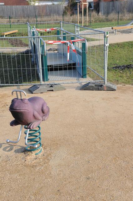 Es sind mehrere Frösche auf dem Spielplatz verteilt.