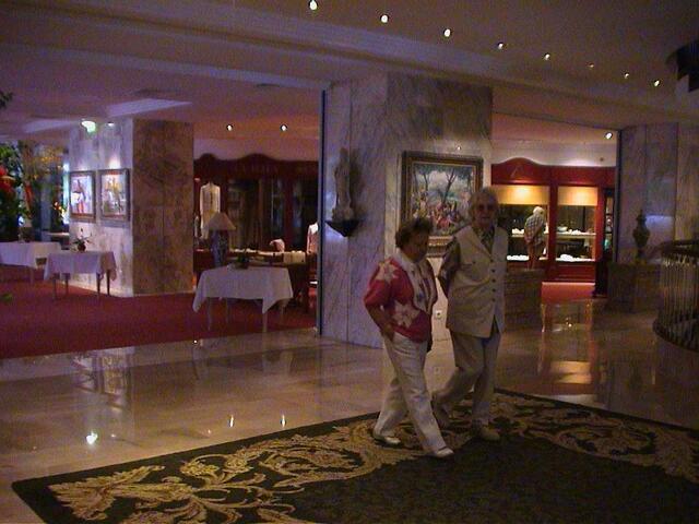 Teil der Empfangshalle des Hotels Botanico, wo auch der Buddha steht.