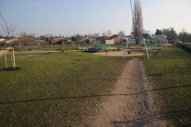 Keine Hauptstraße führt an dem Spielplatz vorbei.