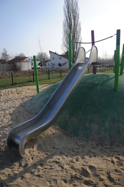 Die Rutsche endet im Sand.