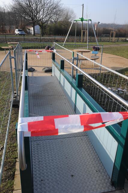 Eine große Wippbrücke.