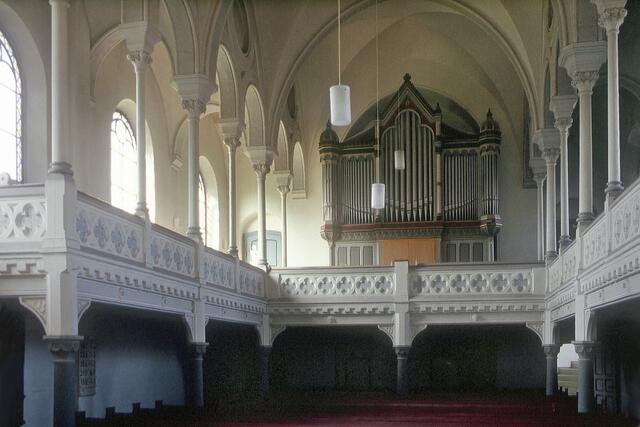 1876 erhielt die Kirche diese erste Orgel. Vorher musste der "Opfermann" (Lehrer, Küster) die Lieder anstimmen.