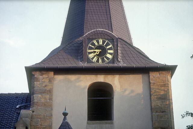 Erste Turmuhr schon im 17. Jahrhundert (1639 im Rechnungsbuch erwähnt), diese 1862 eingebaut, seit 1974 mit elektrischem Antrieb
