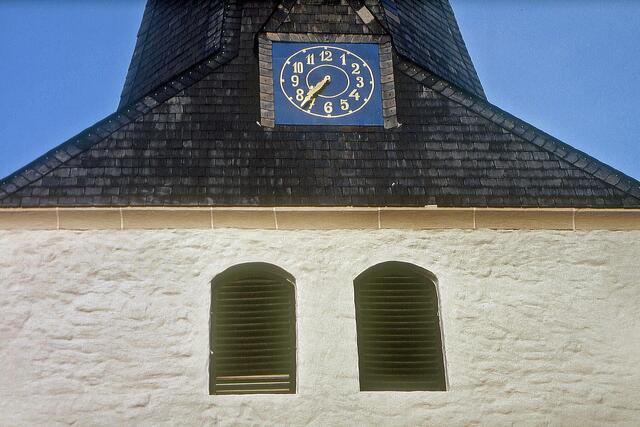 1589 erhielt die Kirche die erste Uhr, 1880 wurde eine neue Uhr angeschafft.