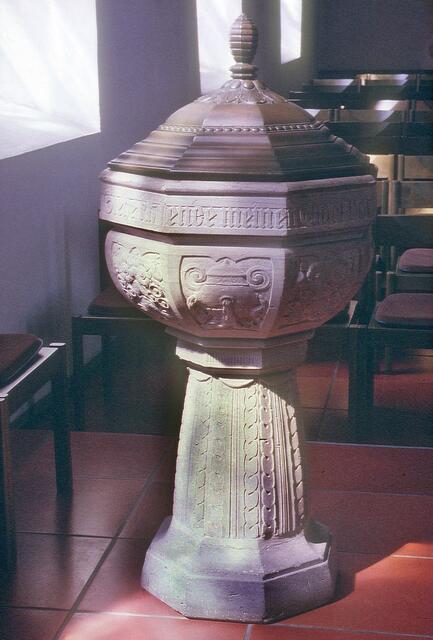 Der Taufstein mit dem Taufbecken aus Messing (Durchmesser 31 cm)