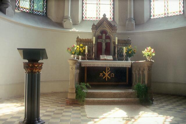 Altar aus Sandstein, Kreuz und Christusfigur von 1876