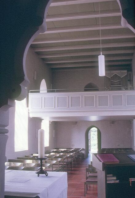 Der Blick vom Altar und Lesepult in den Kirchenraum mit der Empore