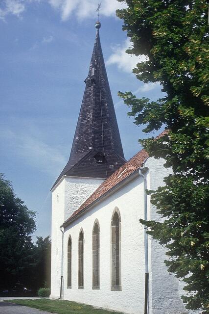 Am Kirchturm befand sich früher ein Stein mit der Jahreszahl 1422.