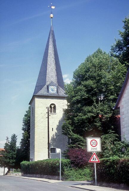 Der Zugang zur Vallstedter Kirche befindet sich in der Westwand des Turms.