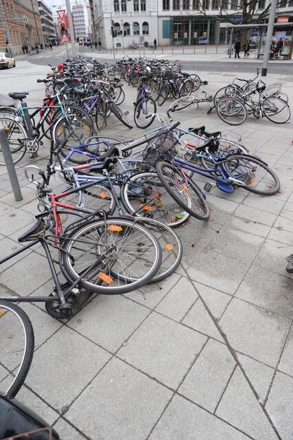 Hoffentlich ist kein Rad gegen ein Auto gefallen.