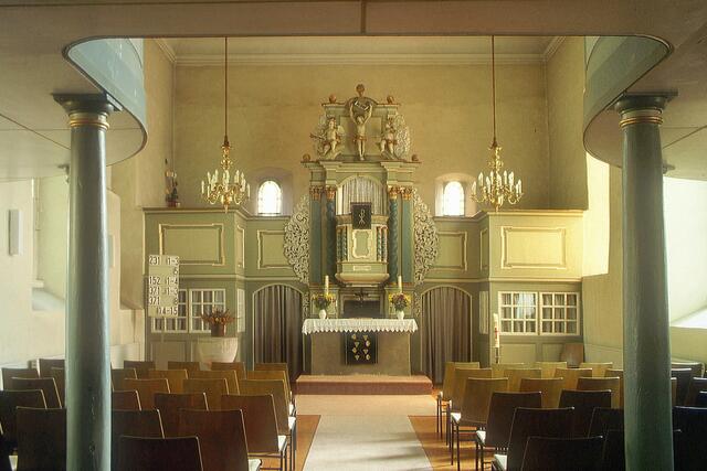 Das Vallstedter Kirchenschiff: Kanzel und Altar wurden eingebaut, als 1718 eine größere Innenrenovierung stattfand.