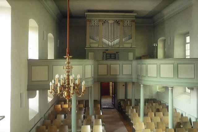 Auf der Westempore befindet sich die verzierte Orgel.
