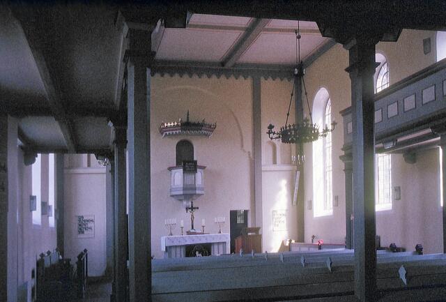 Kanzel und Altar bilden in der Dorfkirche von Barbecke eine Einheit, den so genannten Kanzelaltar. Foto: Helmut Kuzina