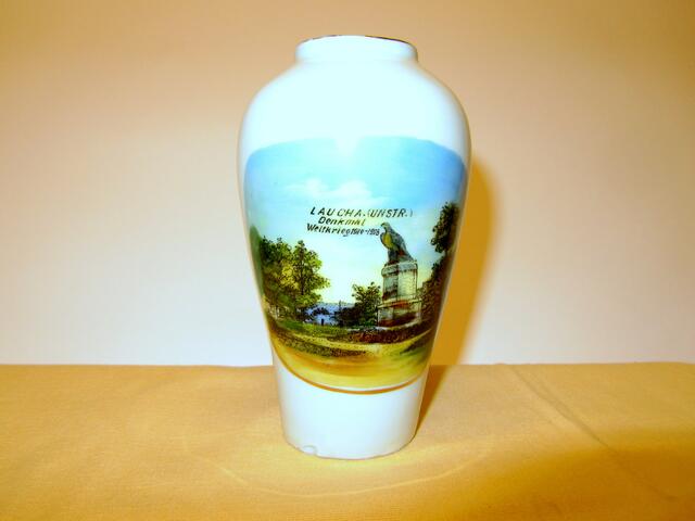 Vase mit Adlerdenkmal
