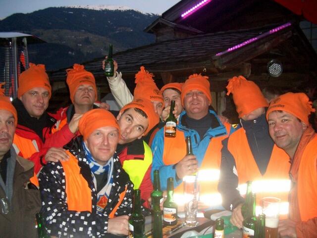 Die Pistenjäger im Jägermeister-Outfit