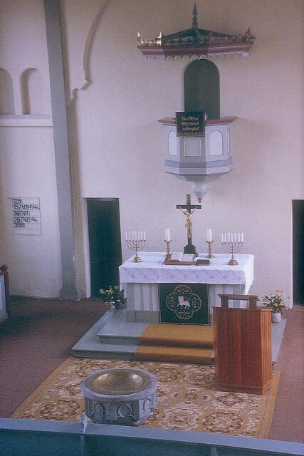 Der Altar wurde in den Kirchenraum vorgerückt, damit der in der Barbecker Gemeinde traditionelle Altarrundgang möglich wurde. Foto: Helmut Kuzina