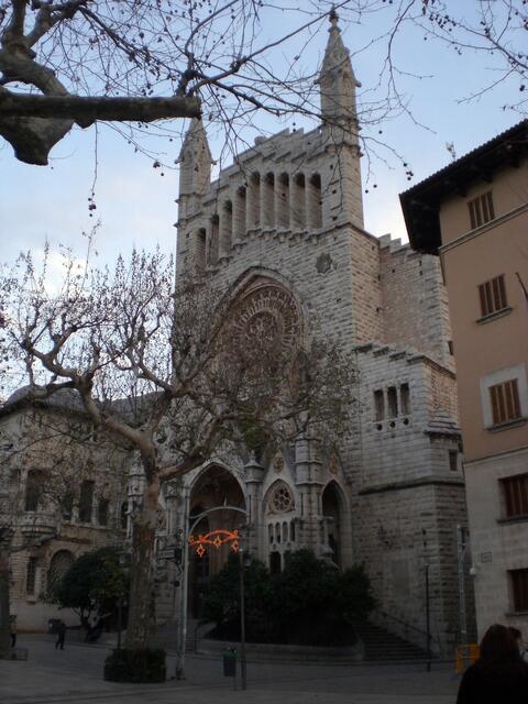 Sehenswert ist auch die Pfarrkirche Sant Bartomeu, die aus dem Jahr 1236 stammt.