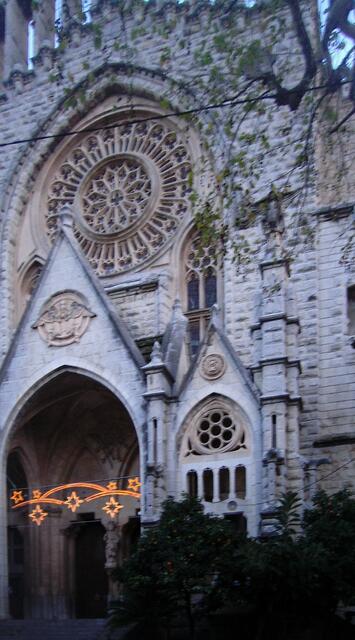 Die Kirche wurde im  Laufe der Jahrhunderte mehrmals umgebaut und hat dadurch einige Stilveränderungen bekommen.